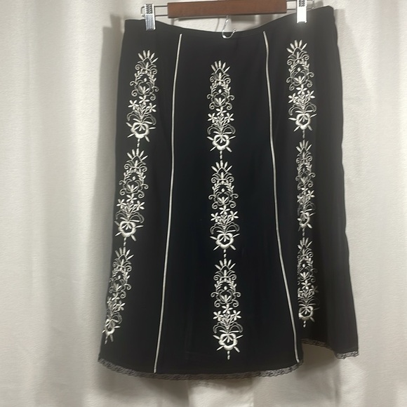 LOFT Black and White embroidered midi  Skirt with lace hem - Picture 4 of 4